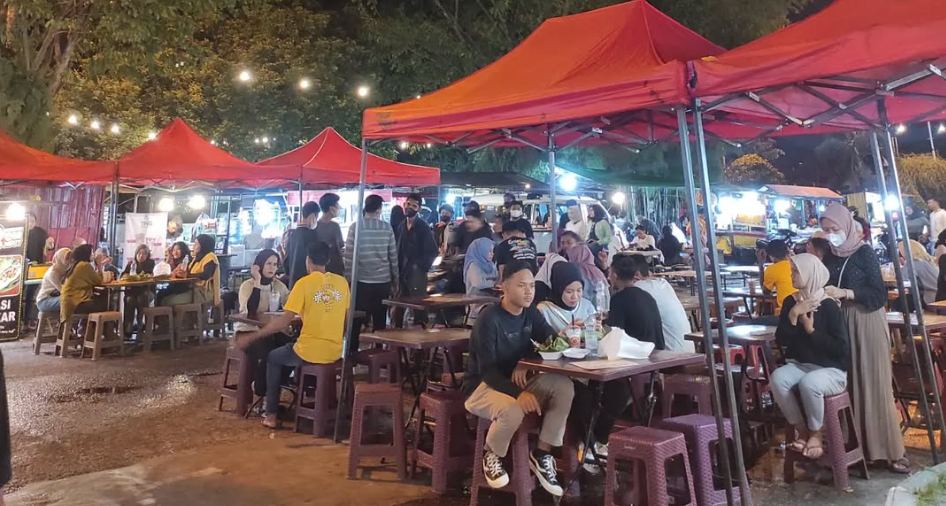 Suasana malam minggu ini di kawasan kuliner Bundaran Keris, Jalan Diponegoro, Pekanbaru [Foto:Instagram/pkucity]