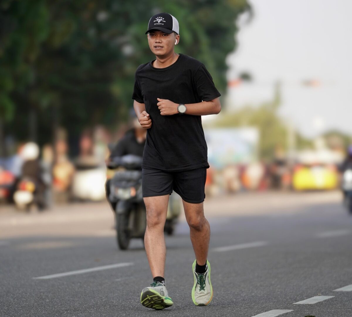 Seorang pria mulai rutin olahraga lari