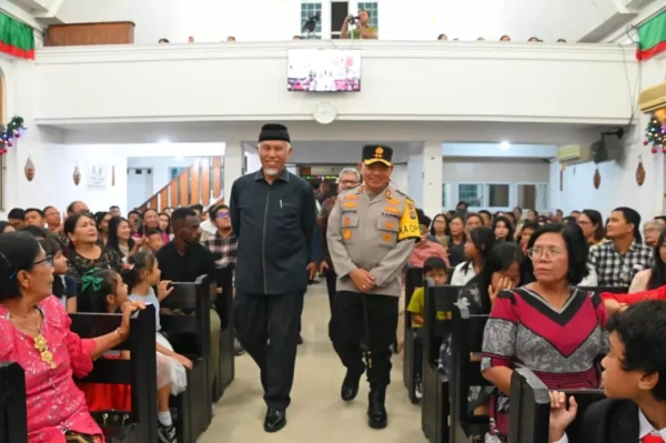 Gubernur Sumbar Mahyeldi dan Kapolda Irjen Pol Suharyono tinjau perayaan Natal. (Foto: Istimewa)