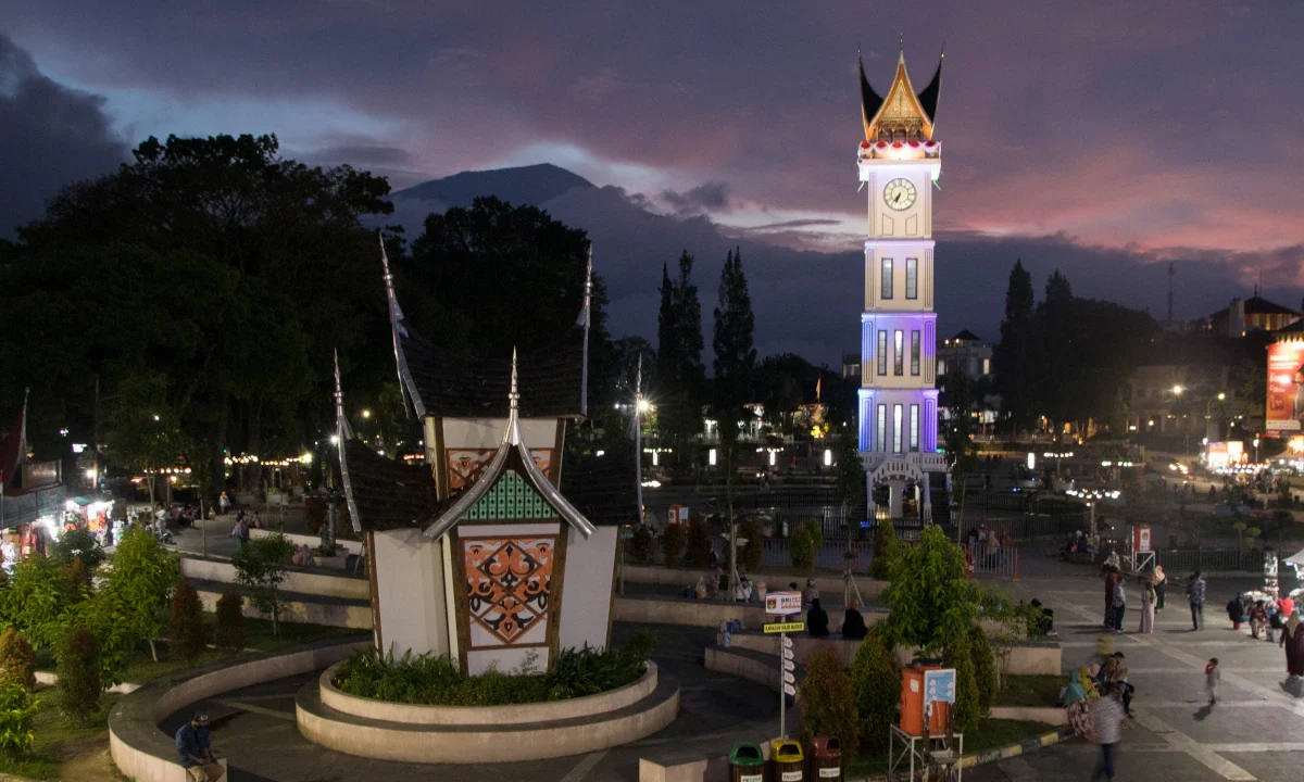 Jam gadang salah satu ikon utama kota Bukittinggi [Foto: Indonesia Travel]