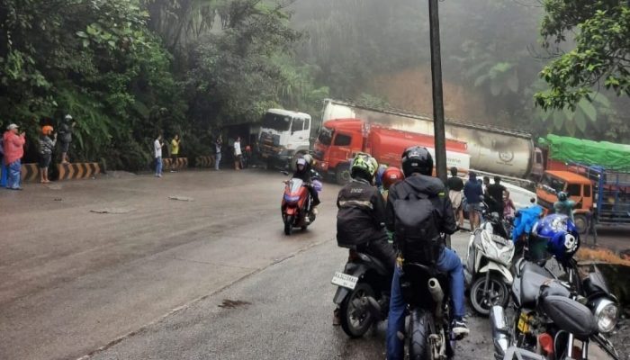 Dua Truk Trailer Bermasalah, Jalur Panorama II Padang Diberlakukan Buka Tutup
