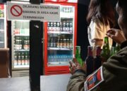 Satpol PP Kota Padang Sita Belasan Botol Miras dalam Razia Kafe Karaoke