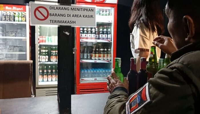 Satpol PP Kota Padang Sita Belasan Botol Miras dalam Razia Kafe Karaoke