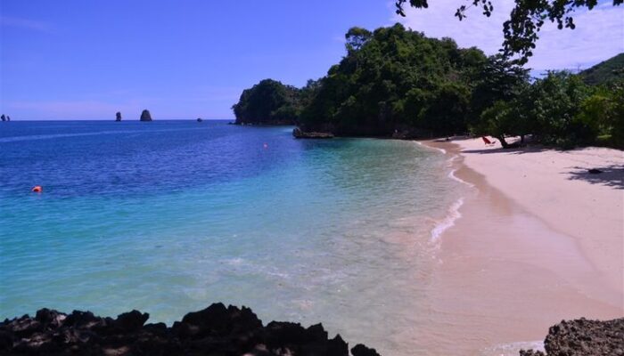 Menikmati Keindahan Tersembunyi Pantai Tiga Warna Malang