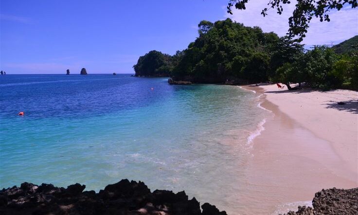 Pantai Tiga Warna, Malang [Foto: Pinterest/Kamilatun Nisa]