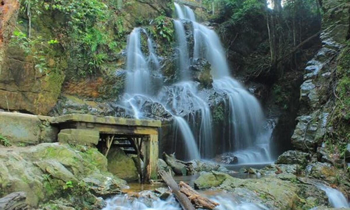 Air Terjun Guruh Gemurai, Kuantan Singingi [Foto: jadesta.kemenparekraf.go.id]
