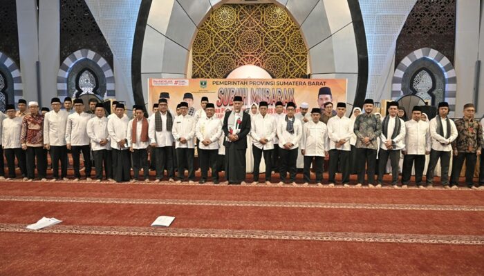 Gubernur Mahyeldi Kukuhkan Pengurus Baru Masjid Raya Syech Ahmad Khatib Al Minangkabawi 2024-2027