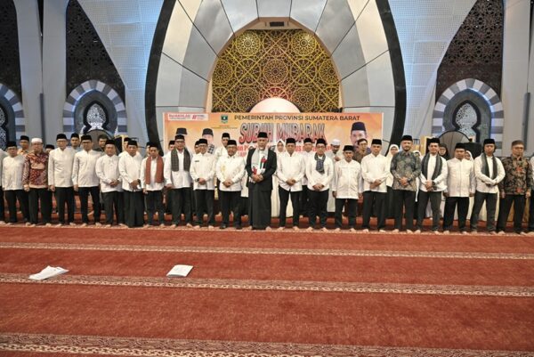 Mahyeldi, Gubernur Sumbar kukuhkan pengurus Masjid Raya Syech Ahmad Khatib Al Minangkabawi periode 2024-2027. (Foto: Humas Pemprov)