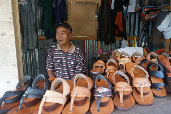Arlen dengan usaha tarompa Datuaknya. (Foto: Diskominfo Padang Panjang)