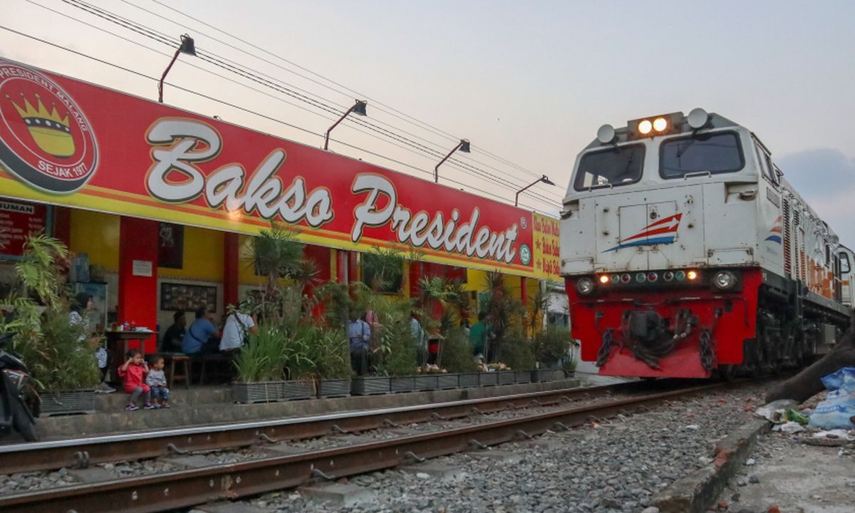 Bakso President dengan suasana berada di pinggir rel kereta api [Foto: Shutterstock/Randy Imanuel]