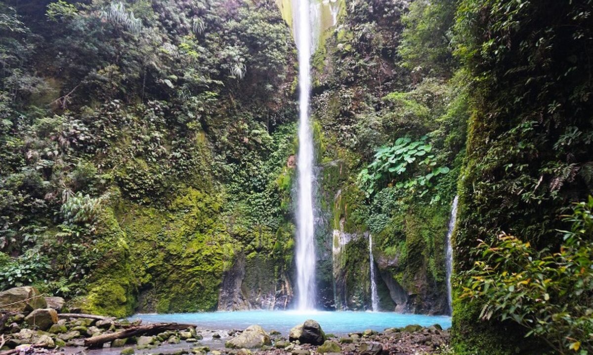 Air terjun di Taman Wisata Alam Sibolangit [Foto: Shutterstock/Helga Indra]