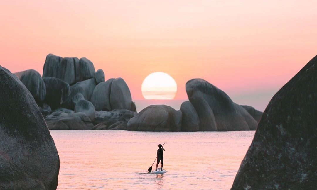 Suasana senja di pantai tanjung tinggi [Foto: Instagram/argarizkik]