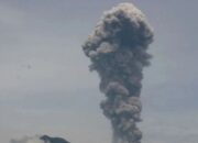 Gunung Marapi Erupsi Tengah Malam, Warga Panik Akibat Dentuman Keras