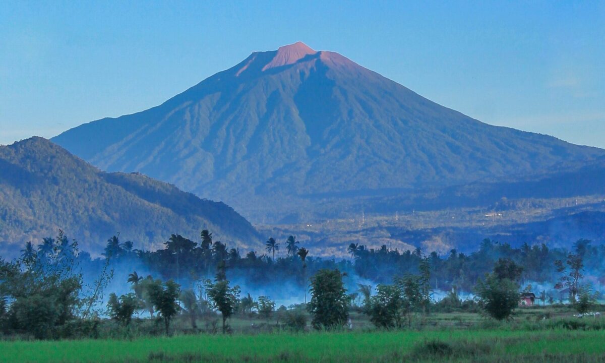 Penampakan Gunung Kerinci dari Muaralabuh [Foto: Wikipedia]
