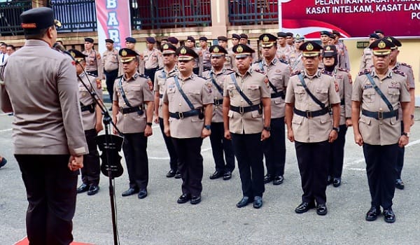 Beginilah momen pengambilan sumpah Pejabat Polresta Pekanbaru saat upacara Sertijab di Mapolres setempat, Senin (6/1/2025).(ist)