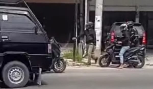 Inilah salah satu tangkap layar dalam video yang viral terkait dugaan penusukan dan penembakan di Pekanbaru.(ist)