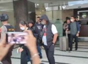 KPK Bawa 4 Koper Berisi Dokumen  dari Kantor Dinas PUPR Riau