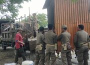 Satpol PP Padang Tertibkan Pengepul Barang Bekas di Kalawi, Satu Gerobak PKL Disita