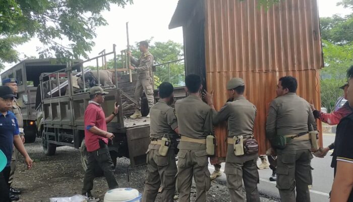 Satpol PP Padang Tertibkan Pengepul Barang Bekas di Kalawi, Satu Gerobak PKL Disita