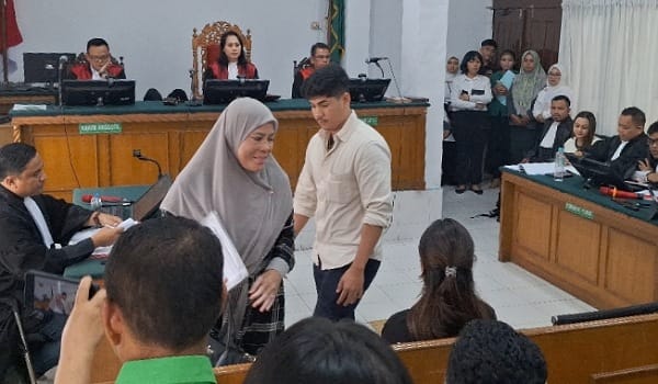 Sidang Kasus Kekerasan oleh Selebgram Cut Salsa, Ibu Korban Berurai Air Mata di Pengadilan