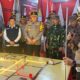 Kapolda Riau Irjen Pol Mohammad Iqbal dan Wakapolda Brigjen Pol K. Rahmadi saat mendengarkan penjelasan Kasat Lantas Polresta Pekanbaru Kompol Alvin Agung Wibawa soal rekayasa lalu lintas saat malam pergantian tahun.(ist)