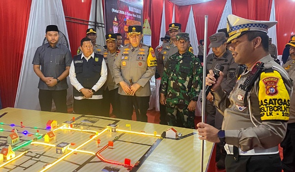 Kapolda Riau Irjen Pol Mohammad Iqbal dan Wakapolda Brigjen Pol K. Rahmadi saat mendengarkan penjelasan Kasat Lantas Polresta Pekanbaru Kompol Alvin Agung Wibawa soal rekayasa lalu lintas saat malam pergantian tahun.(ist)