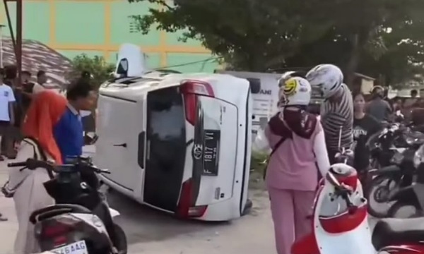 Beginilah penampakan mobil Toyota Calya yang tergiling usai menabrak 2 sepeda motor di Jalan Hangtuah Pekanbaru.(ist)