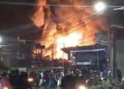 Kebakaran Hebat di Jalan Gunung Raya Pekanbaru, Gudang Kayu dan Mobil Hangus Dilalap Api