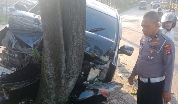 Mobil yang kecelakaan tunggal di Padang besi terlihat remuk karena menabrak pohon besar.(ist)