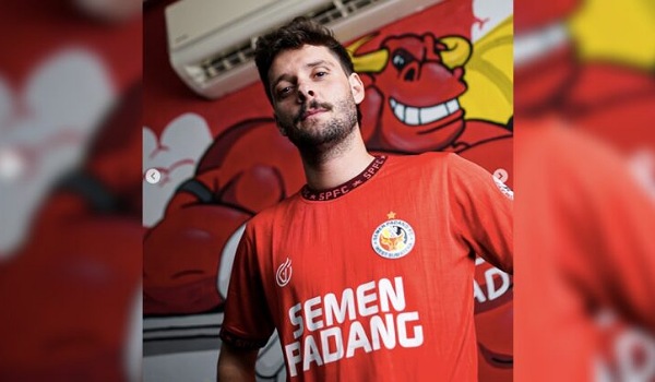 Inilah Felipe Chaby, pemain Liga 3 Portugal saat menggunakan jersey Semen Padang FC.(ist)