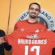 Bruno Gomes saat memperlihatkan jersey nomor 17 yang akan digunakannya bersama Semen Padang FC.(ist)