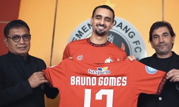 Bruno Gomes saat memperlihatkan jersey nomor 17 yang akan digunakannya bersama Semen Padang FC.(ist)