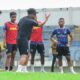 Coach Aji Santoso saat memberikan instruksi kepada pemain PSPS Pekanbaru dalam sesi latihan di Stadion Kaharuddin Nasution Pekanbaru.(ist)