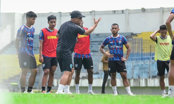 Coach Aji Santoso saat memberikan instruksi kepada pemain PSPS Pekanbaru dalam sesi latihan di Stadion Kaharuddin Nasution Pekanbaru.(ist)