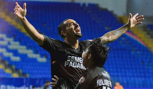 Pemain baru Semen Padang FC saat merayakan gol yang dicetaknya ke gawang Borneo FC.(ist)