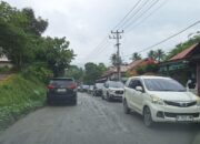 Arus Lalu Lintas Sumbar-Riau Tersendat, Jalan Rusak Jadi Biang Keladi