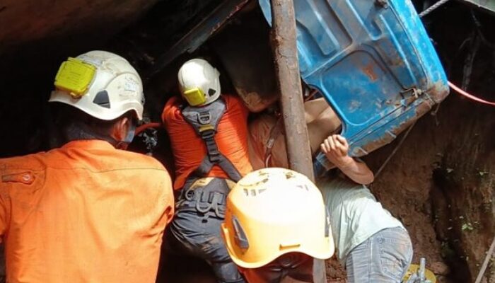 Terjebak di Jurang 30 Meter, Supir Truk di Pasaman Berhasil Dievakuasi