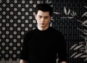 Elliot James Reay Tampil Memukau di Jakarta, Sapa Penggemar dengan Gaya Unik