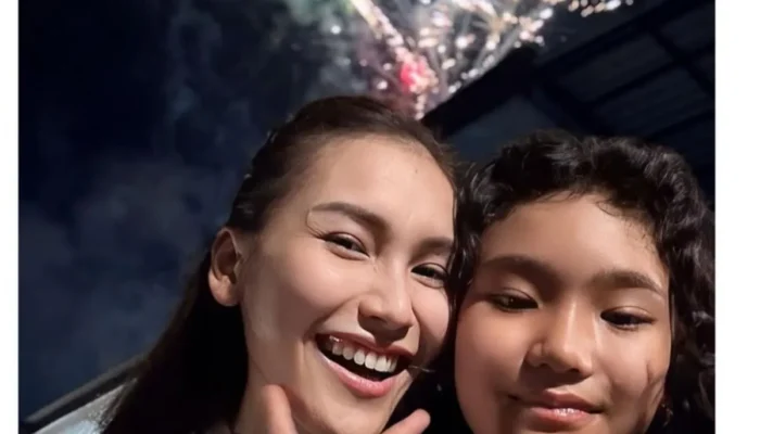 Ayu Ting Ting Sambut Tahun Baru 2025 dengan Kemeriahan Bersama Keluarga