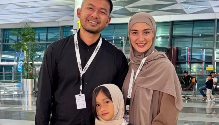 Atiqah Hasiholan dan Keluarga Sambut Tahun Baru 2025 dengan Ibadah Umroh