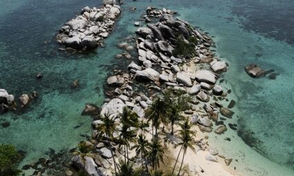 Pemandangan pulau lengkuas dari mercusuar [Foto: Wikipedia]