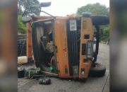 Truk Batu Bara Terbalik di Kelok S Sitinjau Lauik, Lalin Lumpuh