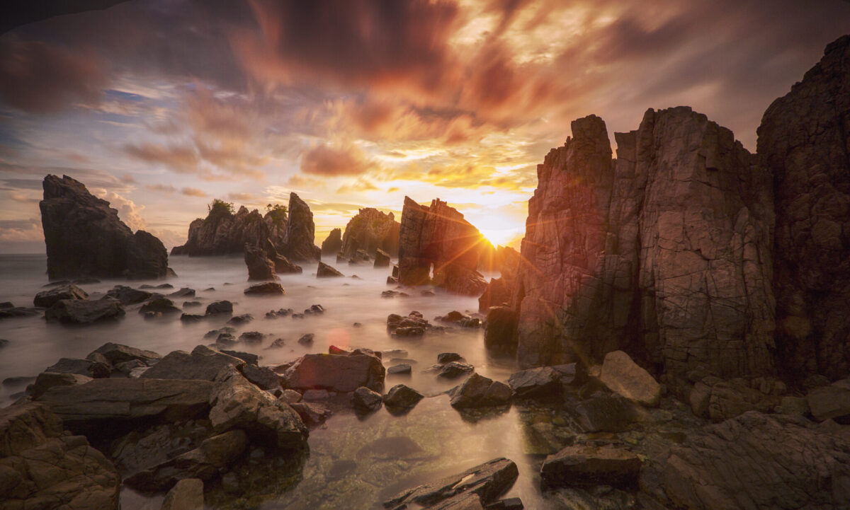 Suasana sunset di Pantai Gigi Hiu yang tidak boleh di lewatkan [Foto: backpackerlampung.com]