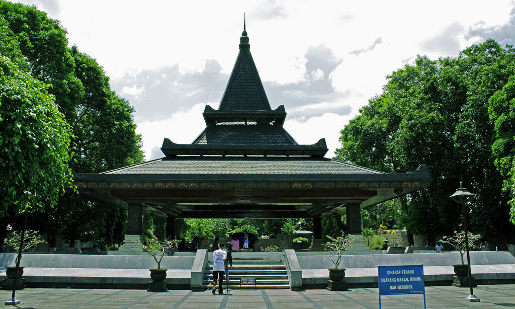 Cungkup Astono Mulyo bangunan utama pusara makam Bung Karno [Foto: Wikipedia]