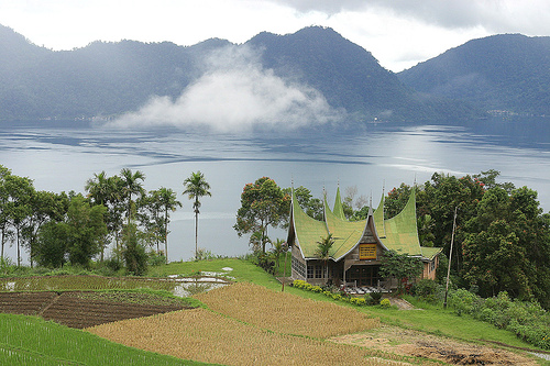 Pesona Danau Maninjau [Foto:wikipedia]