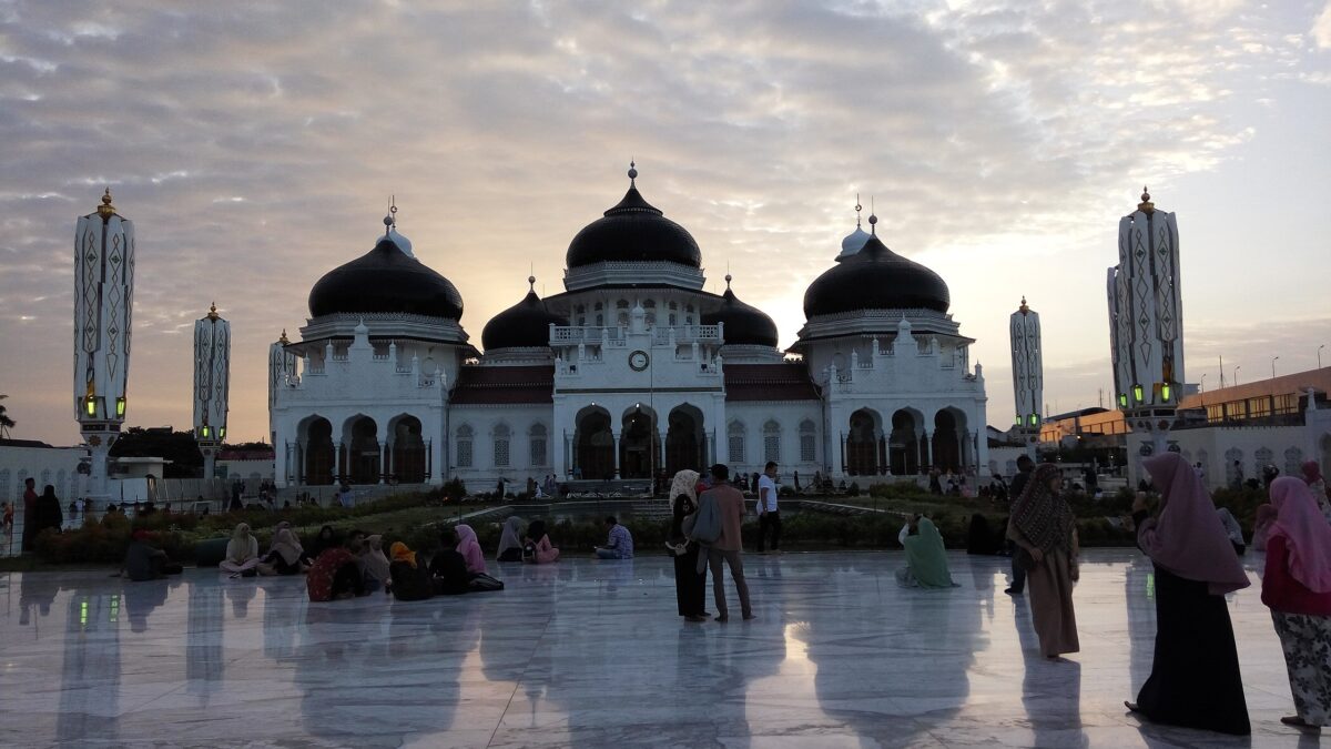 Suasana senja di Masjid Raya Baiturrahman Banda Aceh [Foto : Wikipedia]