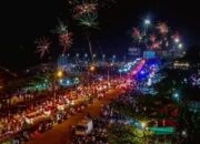 Kembang Api Hiasi Langit Pantai Padang di Pergantian Tahun