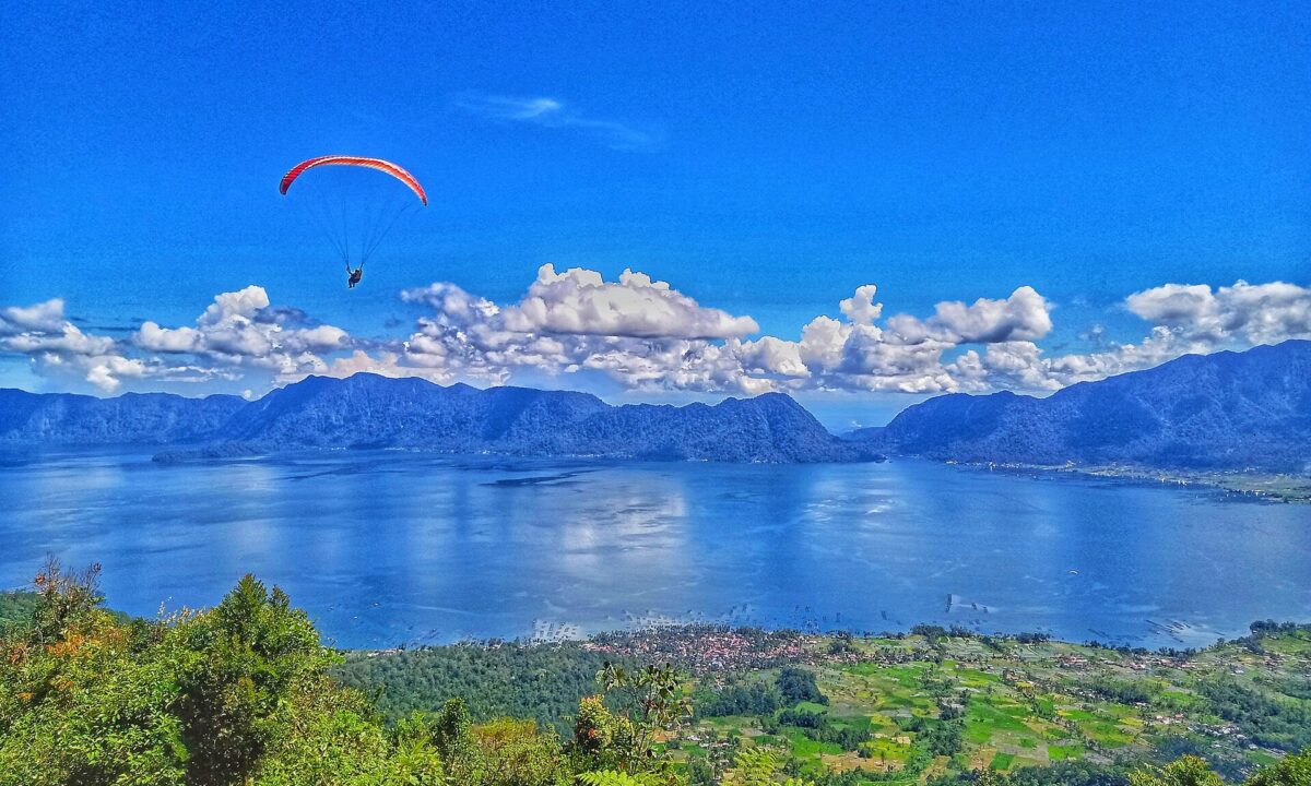 Penampakan Paralayang di Puncak Lawang [Foto:wikipedia]