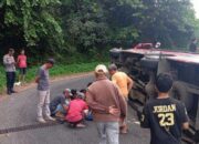 Kelebihan Muatan, Bus PO Pasra Oleng dan Terguling di Kelok 44 Agam