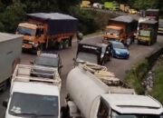 Truk Batubara Terguling di Sitinjau Lauik, Jalur Lumpuh Total hingga Berjam-Jam